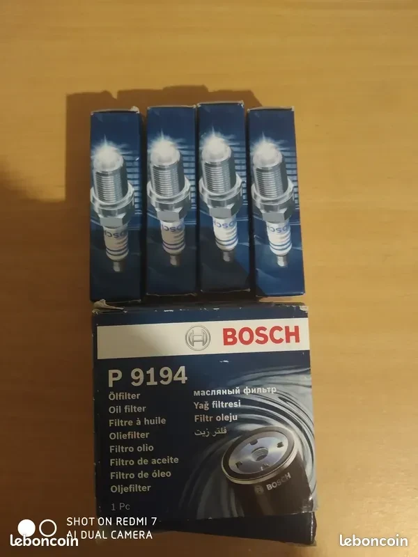 Lot de 4 bougies et 1 filtre à huile Bosch
